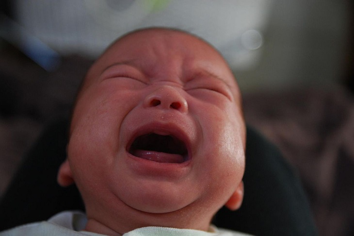 Trẻ khóc đêm nhiều ở những tháng đầu khi mới sinh