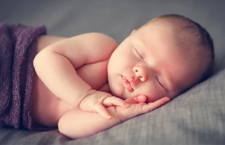 Ngủ đúng giờ là một thói quen tốt cho giấc ngủ của bé