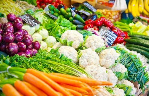 Sử dụng rau xanh và trái cây tươi để tăng cường vitamin và khoáng chất cho cơ thể