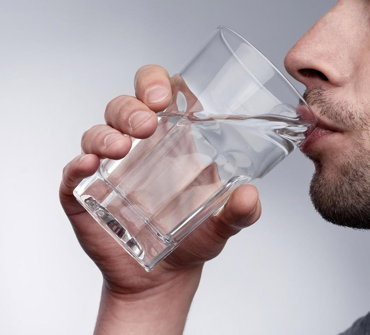 Nam giới nên uống nhiều nước để thanh lọc tiền liệt tuyến