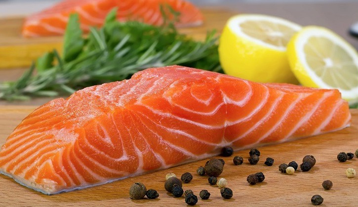Viêm khớp dạng thấp nên ăn các loại cá béo giàu omega 3