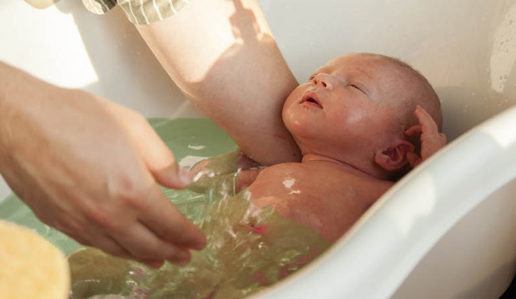 Cha mẹ chú ý nhiệt độ nước khi tắm nước lá cho trẻ