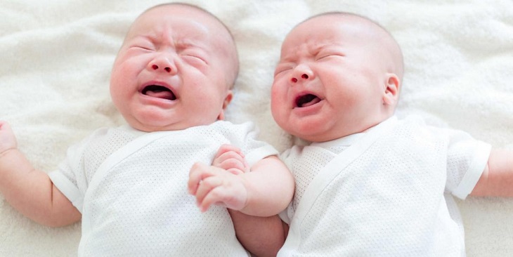 Trẻ sơ sinh và trẻ nhỏ thường hay gắt ngủ khiến cha mẹ lo lắng