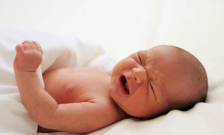 Trẻ sơ sinh ngáp nhiều nhưng không ngủ do mắc bệnh tim