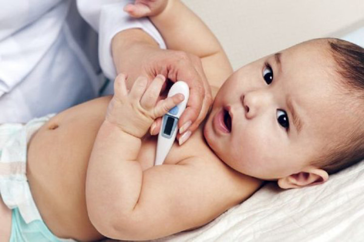 Trẻ sơ sinh ngủ 30 phút lại dậy kèm nóng sốt có thể là do bệnh lý