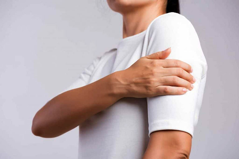 Cần thăm khám chuyên khoa ngay khi xuất hiện triệu chứng bất thường tại xương cánh tay