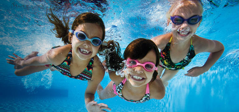 Bơi lội là bộ môn thể thao tăng chiều cao rất tốt dành cho trẻ em