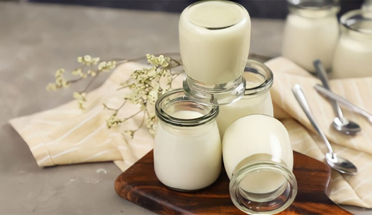sữa chua có vị mát tự nhiên sẽ giúp bạn làm dịu các cơn đau nhức và sưng viêm ở phần mô nướu