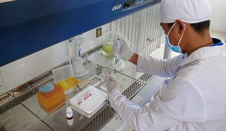 Chuyên gia tiến hành phân tích mẫu HIV tại phòng xét nghiệm