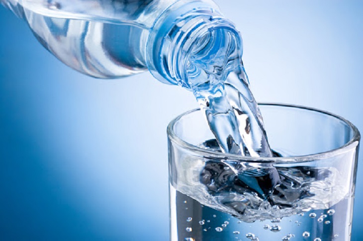 Chị em nên uống đủ nước mỗi ngày da khỏe mạnh