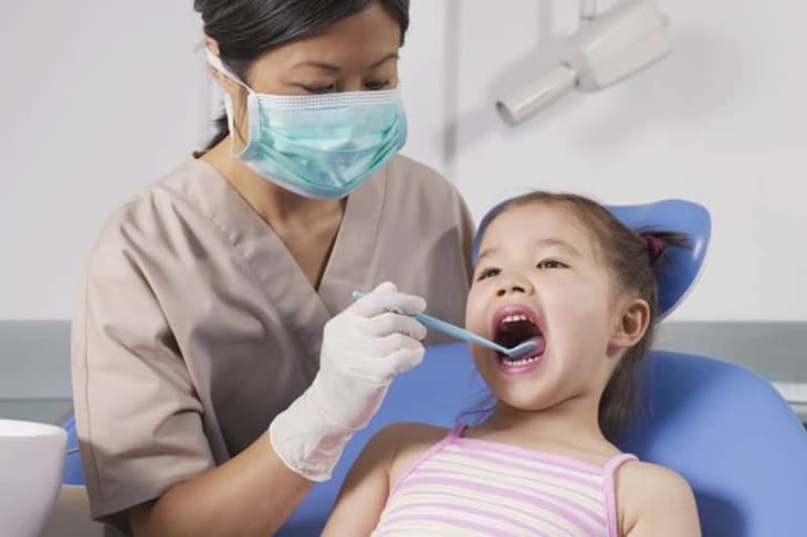Thăm khám nha khoa định kỳ hỗ trợ phát hiện sớm các vấn đề bệnh lý răng miệng của trẻ