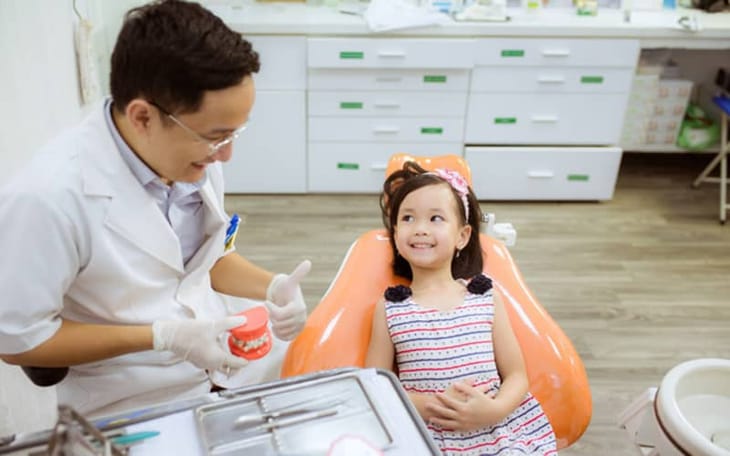Sau khi nhổ răng sữa mọc lệch trẻ cần tuân thủ theo hướng dẫn của nha sĩ