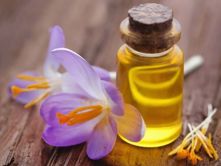Saffron oil được tạo nên từ nhụy hoa nghệ tây cùng một số dược liệu