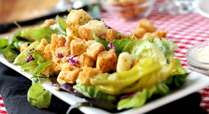 Salad bánh mì rau củ là món ăn yêu thích của nhiều người
