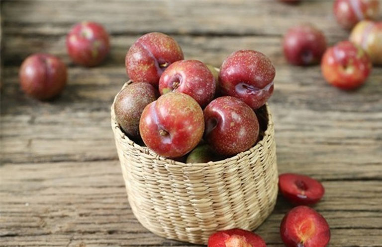 Đẩy lùi các triệu chứng của bệnh táo bón bằng cách bổ sung mận vào trong khẩu phần ăn hàng ngày