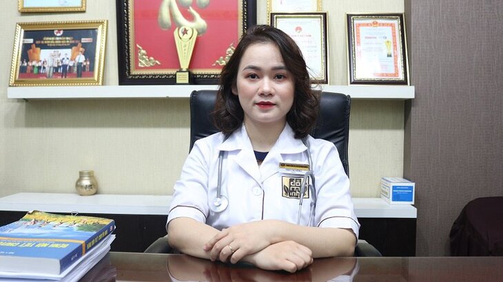 Bác sĩ Ngô Thị Hằng khám và điều trị bệnh phụ khoa tại nhà thuốc Đỗ Minh Đường