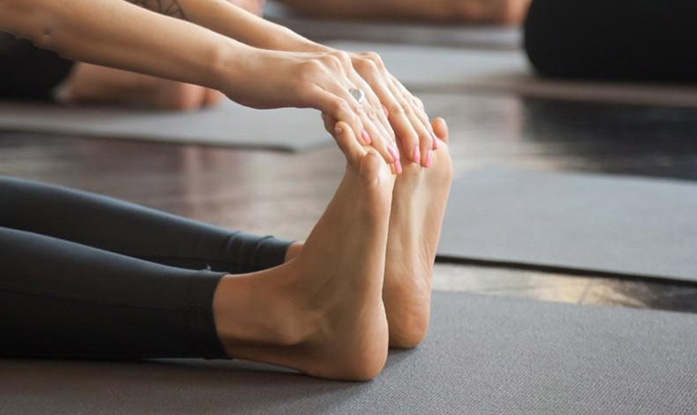 Kéo giãn gân gan chân là bài tập giảm đau gót chân khá hiệu quả