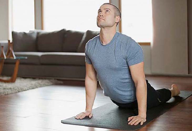Bài tập yoga chữa liệt dương Uttanasana vừa tốt cho hệ tiêu hóa, vừa cải thiện chứng năng sinh lý và chữa hiếm muộn