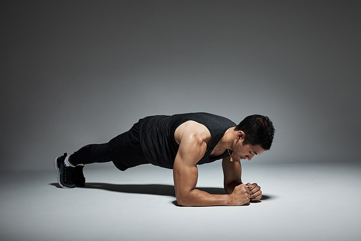 Động tác Plank tác động lớn tới vùng cơ bụng, cơ bắp tay vừa tiêu hao mỡ thừa vừa tăng cường sinh lý