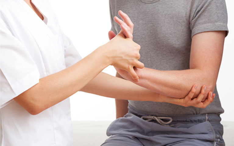 Đến gặp chuyên gia để được hướng dẫn tập luyện giảm đau khuỷu tay đúng cách