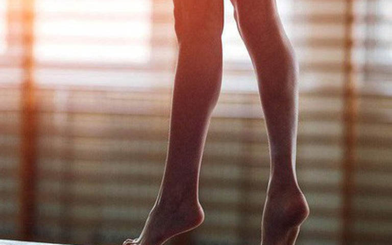 Bài tập đứng kiễng gót chân phục hồi teo cơ bắp chân