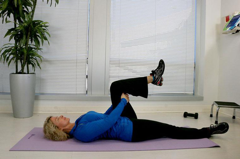 bài tập thể dục kéo giãn cơ khoeo ở tư thế nằm cho người đau khớp gối