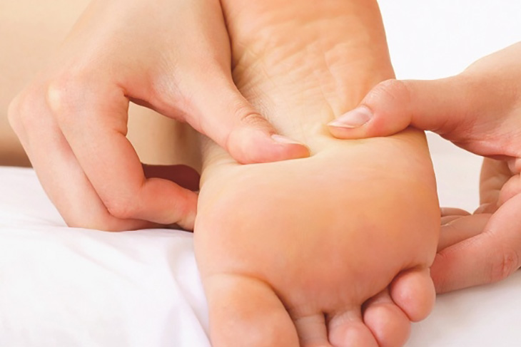 Người bệnh nên bấm huyệt tại lòng bàn chân để cải thiện tình trạng bệnh hiệu quả