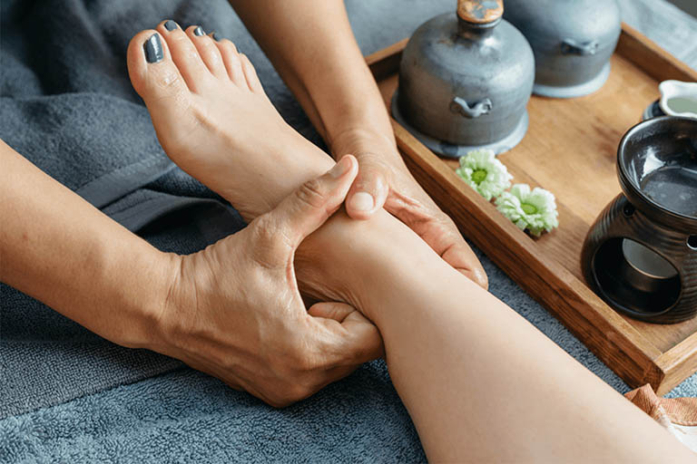 Cách bấm huyệt chữa tê chân tay