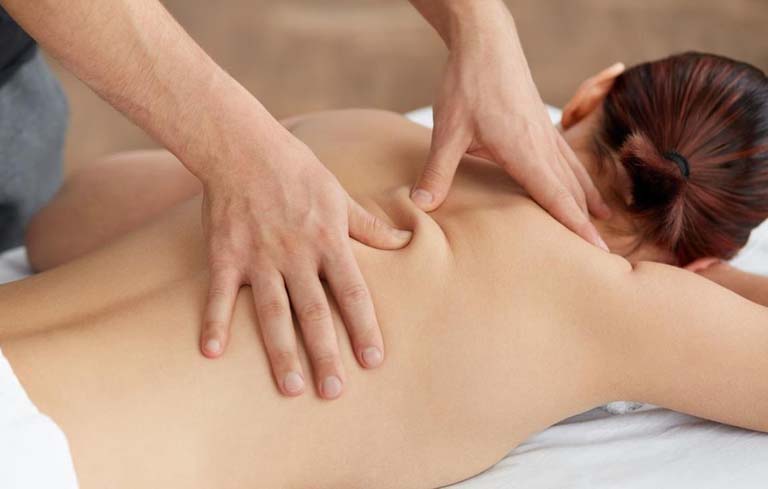 Bấm huyệt trị đau lưng cần được thực hiện bởi chuyên gia để đảm bảo an toàn