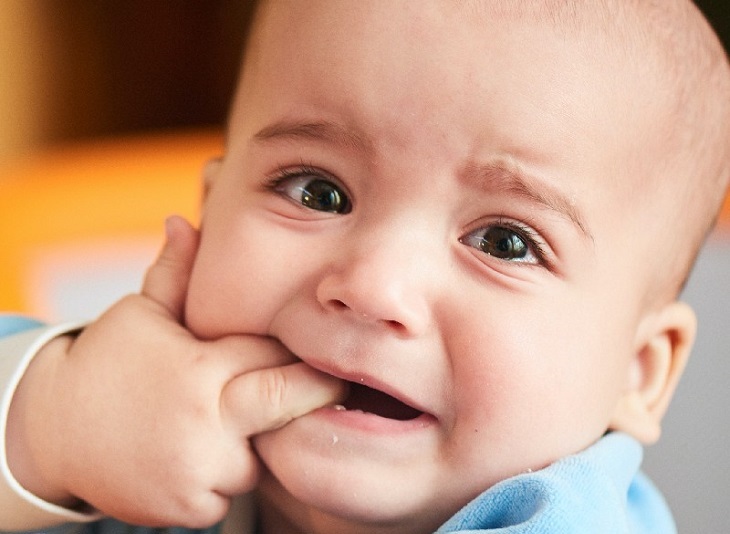 Nếu trẻ mọc răng chậm kèm theo các biểu hiện suy dinh dưỡng cha mẹ cần đưa trẻ đi thăm khám