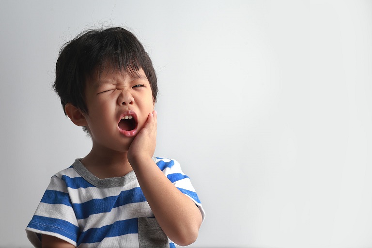 Khi mọc răng hàm, bé sẽ thường bị đau nhức