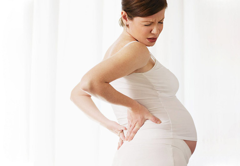 Bị đau lưng khi mang thai tháng cuối