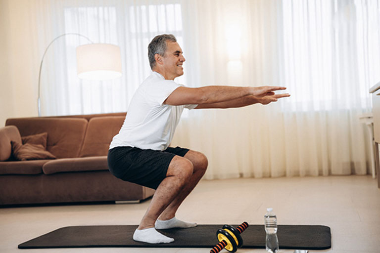 Tập luyện mỗi ngày là cách giúp bạn duy trì độ linh hoạt của khớp gối và làm chậm tốc độ lão hóa