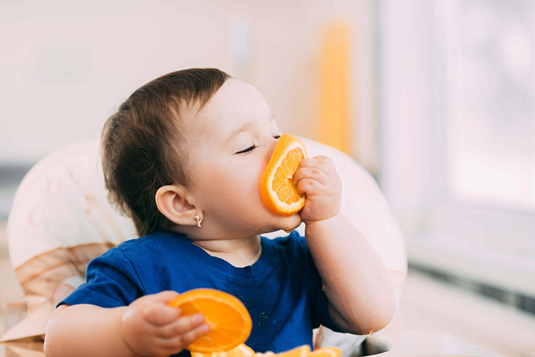 Tăng cường bổ sung vitamin C cho trẻ giúp nâng cao sức đề kháng và hệ miễn dịch của cơ thể