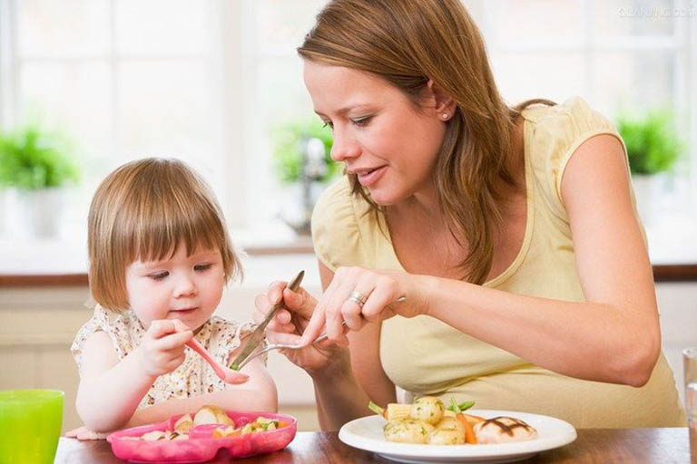 Thực đơn ăn uống của con cần cân bằng các nhóm dưỡng chất cần thiết