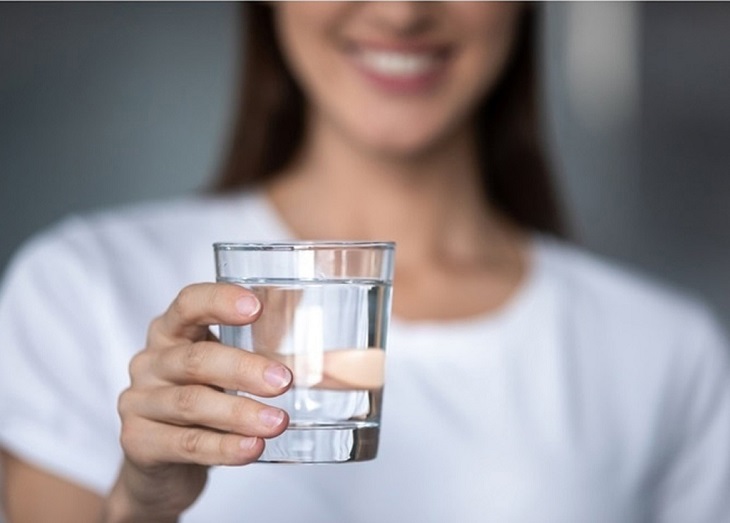 Uống đủ từ 1,5 - 2 lít nước mỗi ngày để nuôi dưỡng làn da
