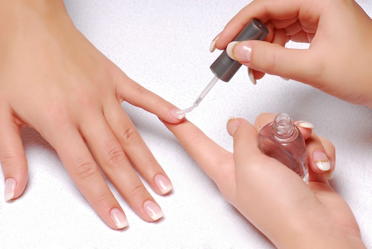 Cách chăm sóc móng tay sau khi làm nail - Dùng chất làm chắc móng