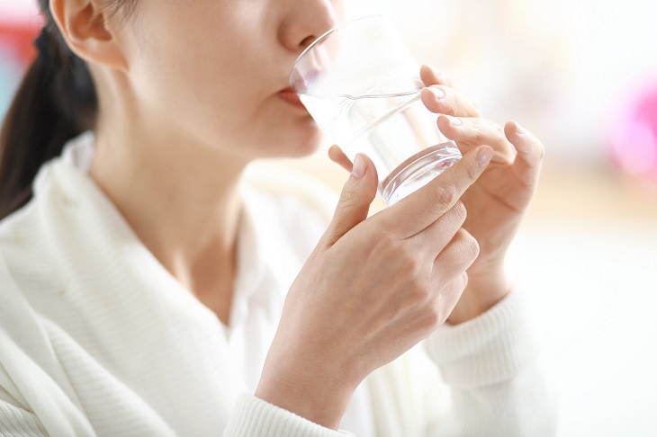 Uống nhiều nước giúp móng thêm chắc khỏe