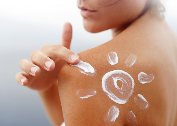 Cách chữa da bị sạm nắng bằng kem bôi giúp làm trắng da, ngăn ngừa hình thành melanin