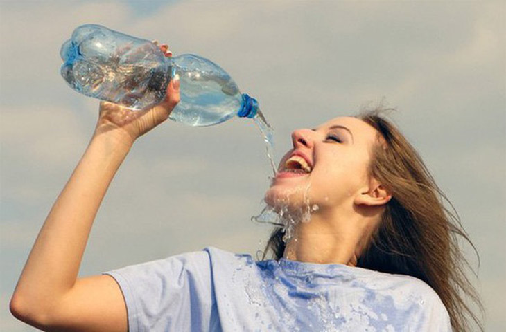 Uống đủ nước là cách chữa da bị sạm nắng hiệu quả, đơn giản