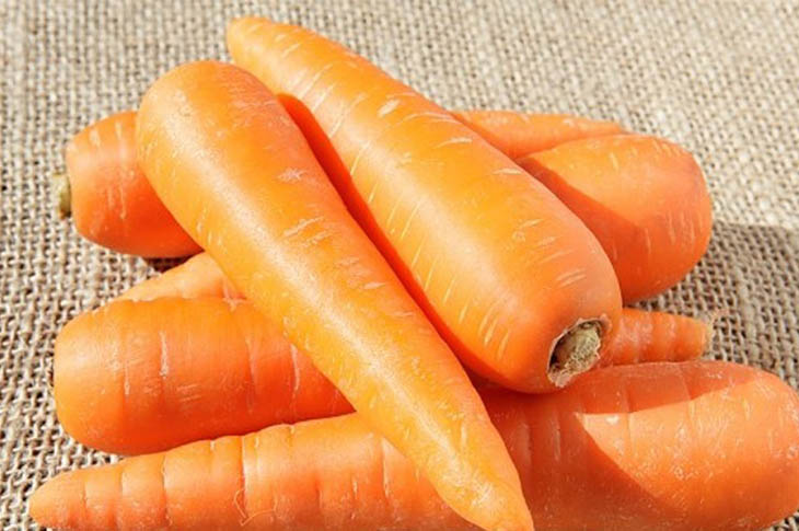 Dùng củ cà rốt cũng khá tốt cho da