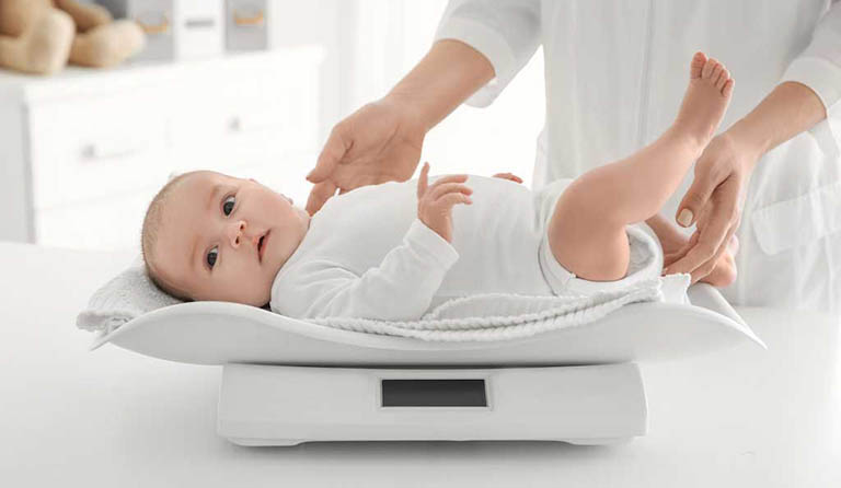 Cách đo cân nặng cho trẻ sơ sinh