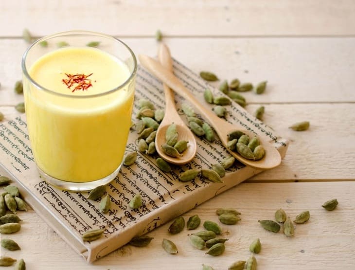 Saffron pha với sữa chua không chỉ hỗ trợ giảm cân mà còn tốt cho tiêu hóa