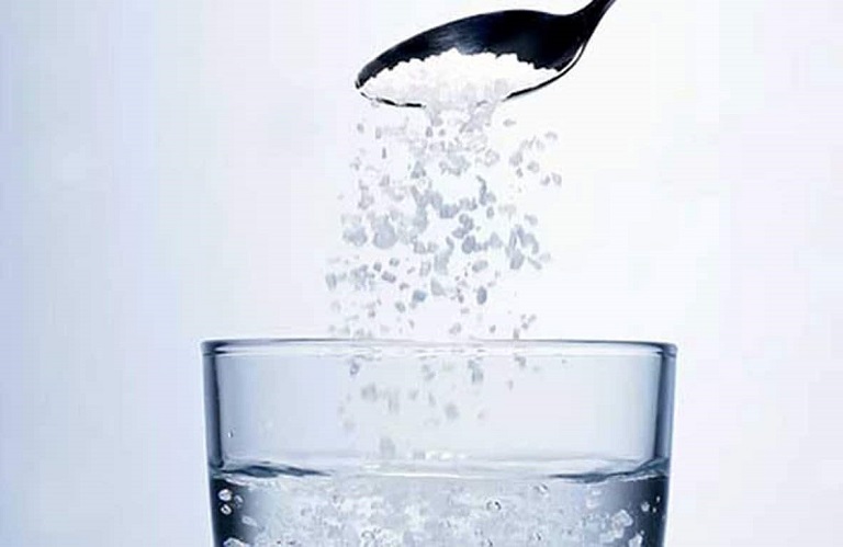 Nên sử dụng nước muối để giảm đau răng khôn