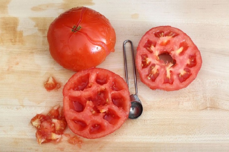 Với cà chua, bạn bỏ hạt và chỉ giữ lại phần thịt để sử dụng