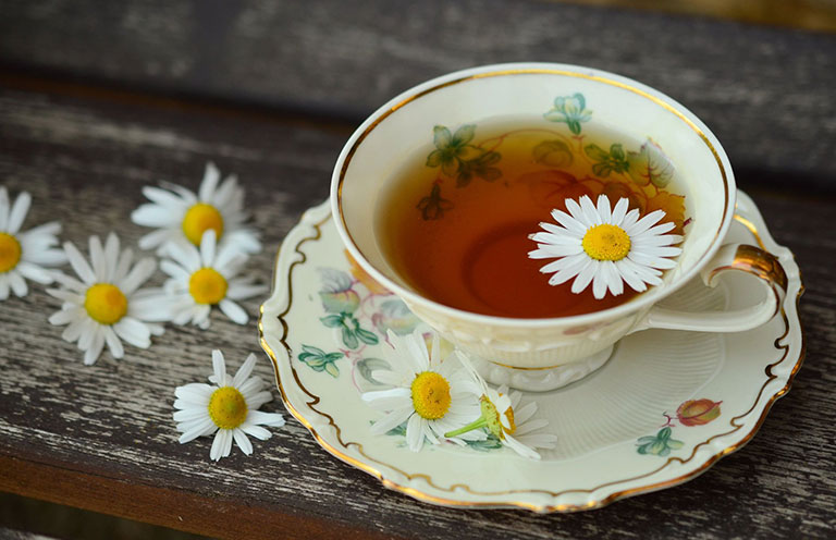 trà hoa cúc chữa rối loạn tiêu hóa tại nhà