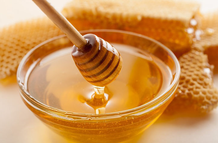 Mật ong có tác dụng làm sạch da, cải thiện làn da không đều màu