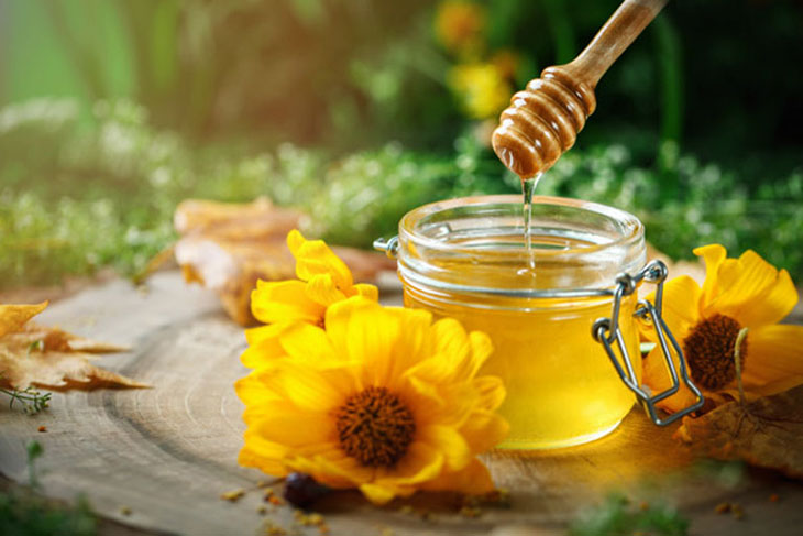 Mật ong có tác dụng kháng viêm, cải thiện thâm sẹo