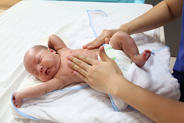 Tiến hành massage bụng trị táo bón cho trẻ sơ sinh dưới 1 tháng tuổi