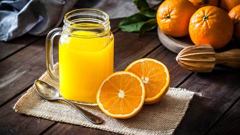 Bổ sung vitamin D cho cơ thể bằng cách ăn cam tươi hoặc uống nước ép cam tươi